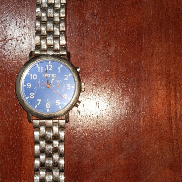 Unlisted Watch - Picture 2 of 3
